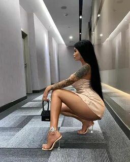 Enisè - блондинка с большими сиськами у моря. 