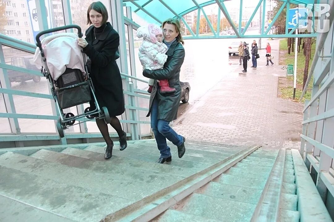 Помощь коляска. Мама с коляской в метро. лестница для колясок. эскалатор детская коляска. детская коляска для лестницы.