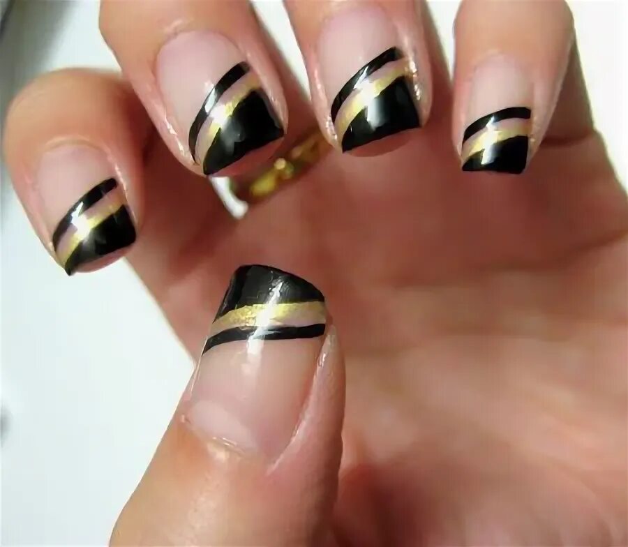 Маникюр черный с золотом полоски Nail Design #naildesign #nail #design Striped nails, Black nail designs, Golden