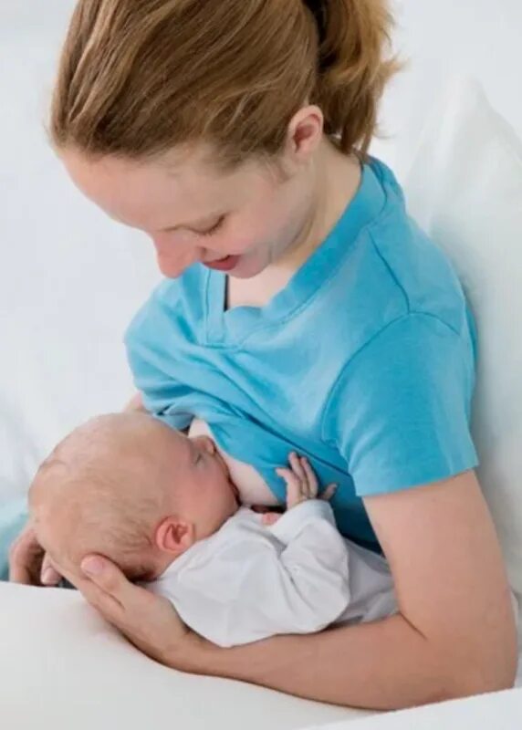 Возьму новорожденного. Как держать новорожденного. Столбиком после кормления. Правильно держать новорожденного. Как держать грудничка.