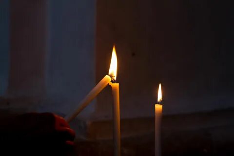 Свеча дома после похорон