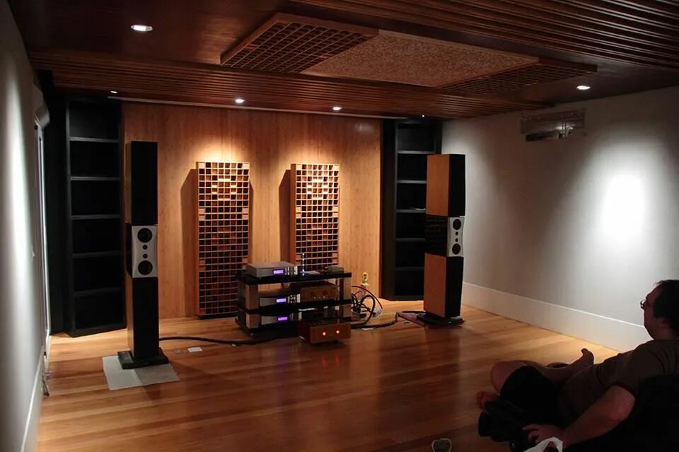 Sounds rooms. Панель звукопоглощающая Hi-end. Акустические панели Crystal Sound. Акустический поролон в домашнем кинотеатре. Комната для прослушивания акустики.