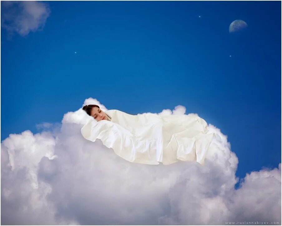 К чему снится смех. Человек на облаке. Спит на облаке. Женщина в облаках. Сон в облаках.