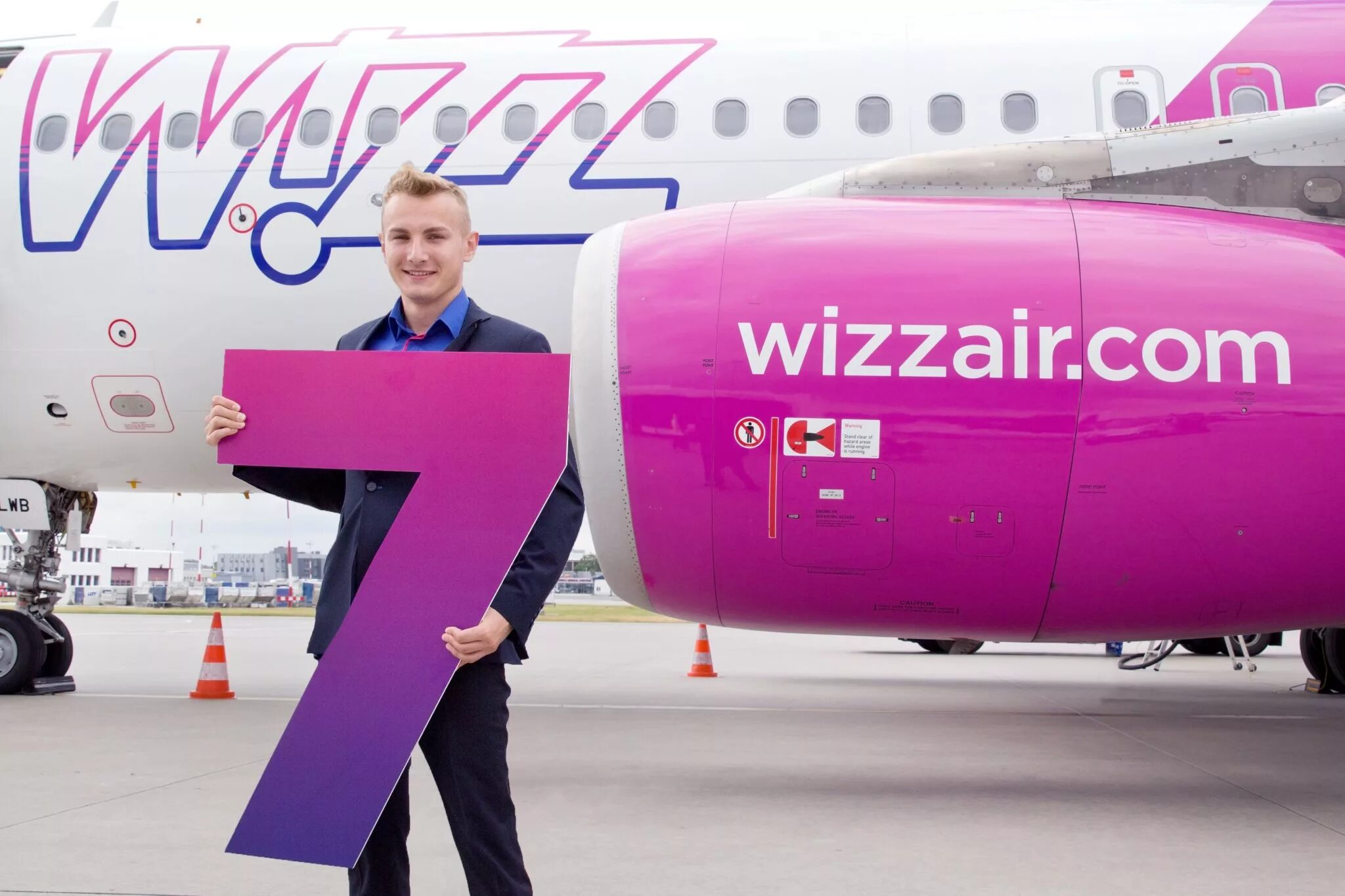 Авиакомпания wizzair. Wizz Air самолеты. Визаир Wizzair самолет. Wizz Air кресла. Wizz Air базовый аэропорт.