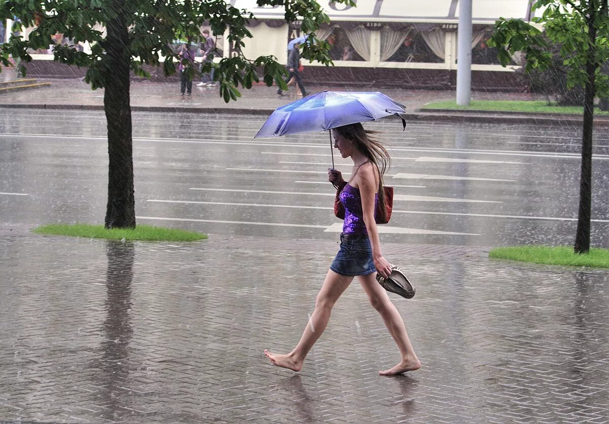 Летний ливень. Девушка под дождем. Дождливое лето. Босиком под дождем. Какое лето будет дождливое