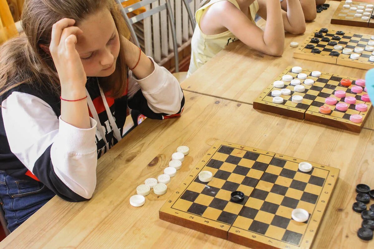 Алиса умеет играть в шашки. Турнир по шашкам. Турнир по игре в шашки.