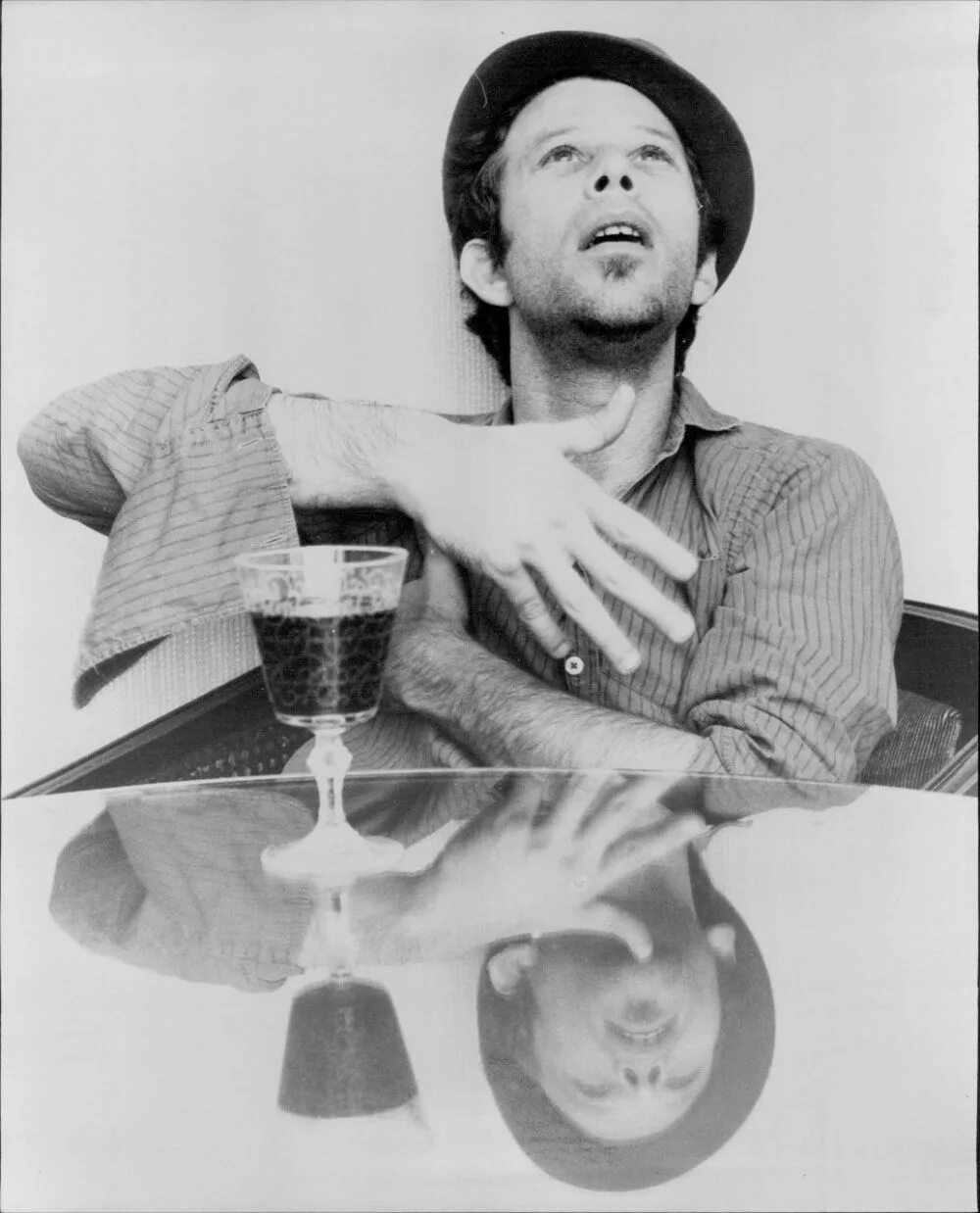 Tom waits rain. Tom waits. том уэйтс молодой. rain dogs том уэйтс. том уэйтс alternative press.
