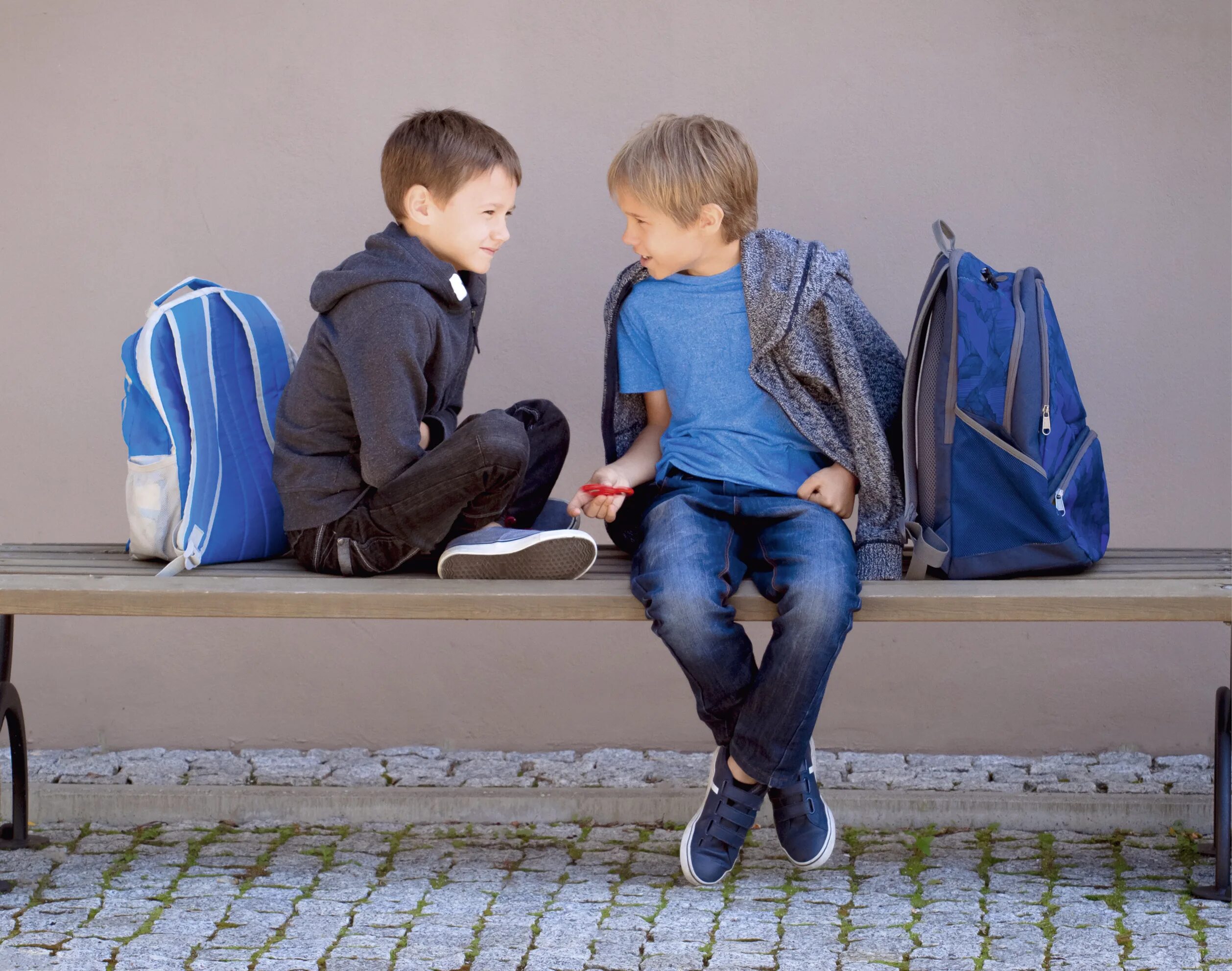 В столовой уже стояли два мальчика. Два мальчика с рюкзаками. Школьник с рюкзаком. Два мальчика разговаривают в школе. Школьник с рюкзаком сидит.