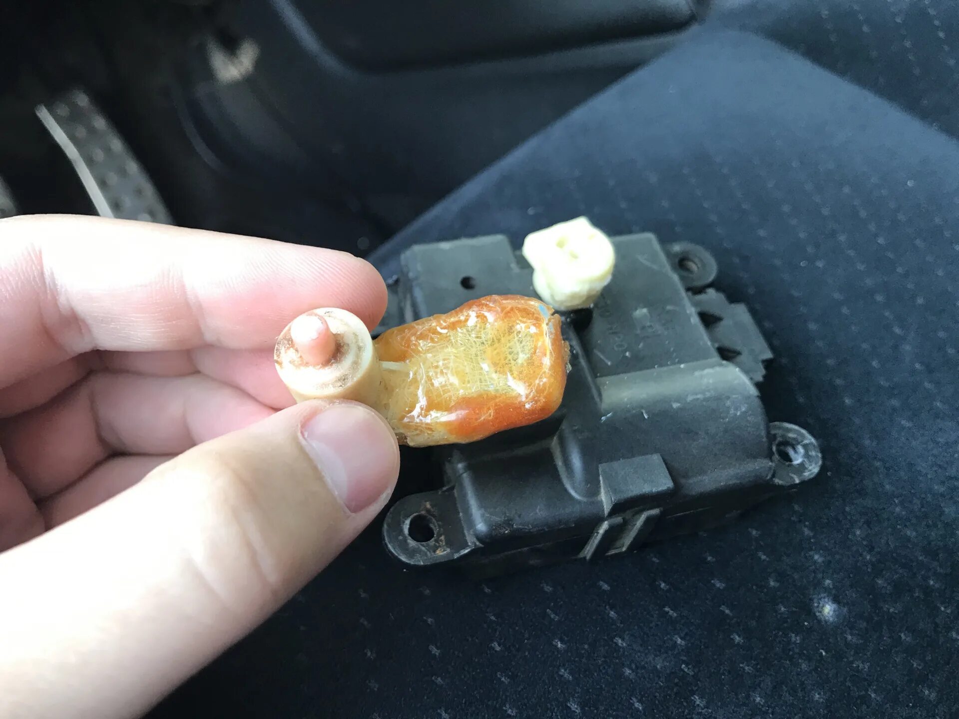 Заслонка на обдув радиатора honda integra. Хонда цивик дует холодный воздух. Как продуть печку хонда одиссей. Дует холодом в ноги civic 5d. Заслонки печки хонда цивик ек5.