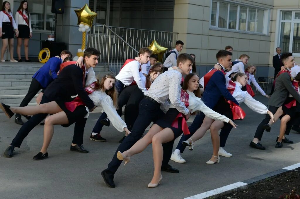 Сегодня последний урок. Выпускники губкина. 14 школа губкин. губкин выпускной 2006 3 школа. для выпускников школы прозвенел последний звонок.