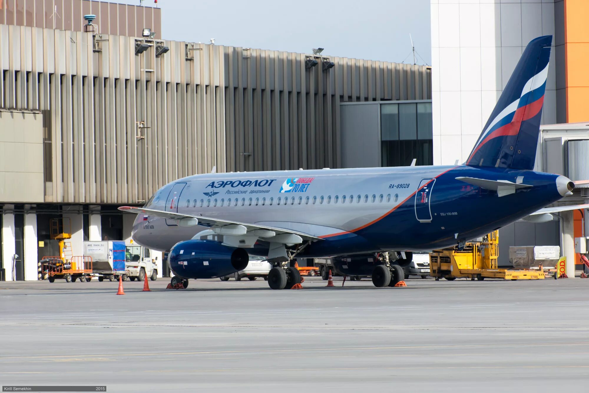 Россия самолет в шереметьево. Аэропорт шереметьево самолет аэрофлот. Самолёт аэрофлота в шереметьево. Шереметьево а330. Аэропорт шереметьево суперджет 100.