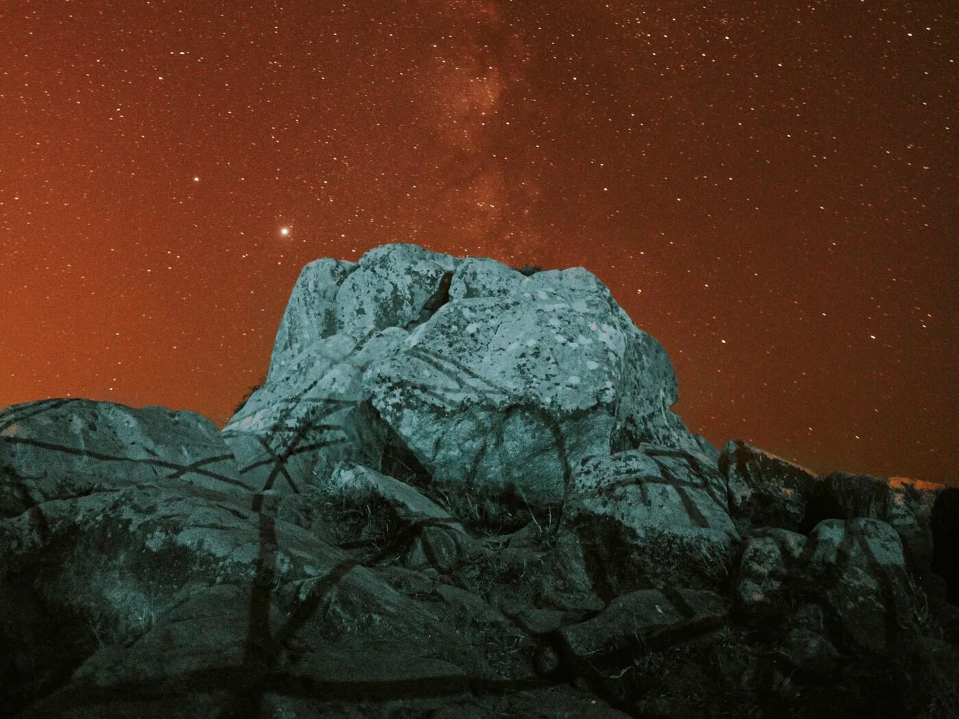 Night stone. Камни скалы ночь. Скалы ночью. 1920 1080 Скала Сигма. Скала ночью гача со звёзд.