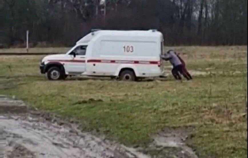 Застрял в сугробе газель. Секорая застрялав снегу. Буханка скорой помощи в грязи. Скорая на дороге. Скорая застряла в снегу авария.