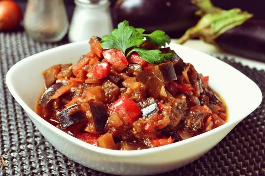 Как вкусно потушить баклажаны с помидорами. Аджаб сандал. овощи баклажан. тушеные баклажаны. баклажаны жареные с овощами.