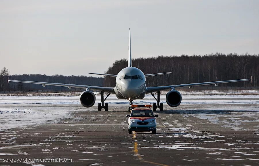 Руление самолета. Машины в аэропорту. Тягач для буксировки воздушных судов. Руление самолета. Наземное обслуживание в аэропортах.