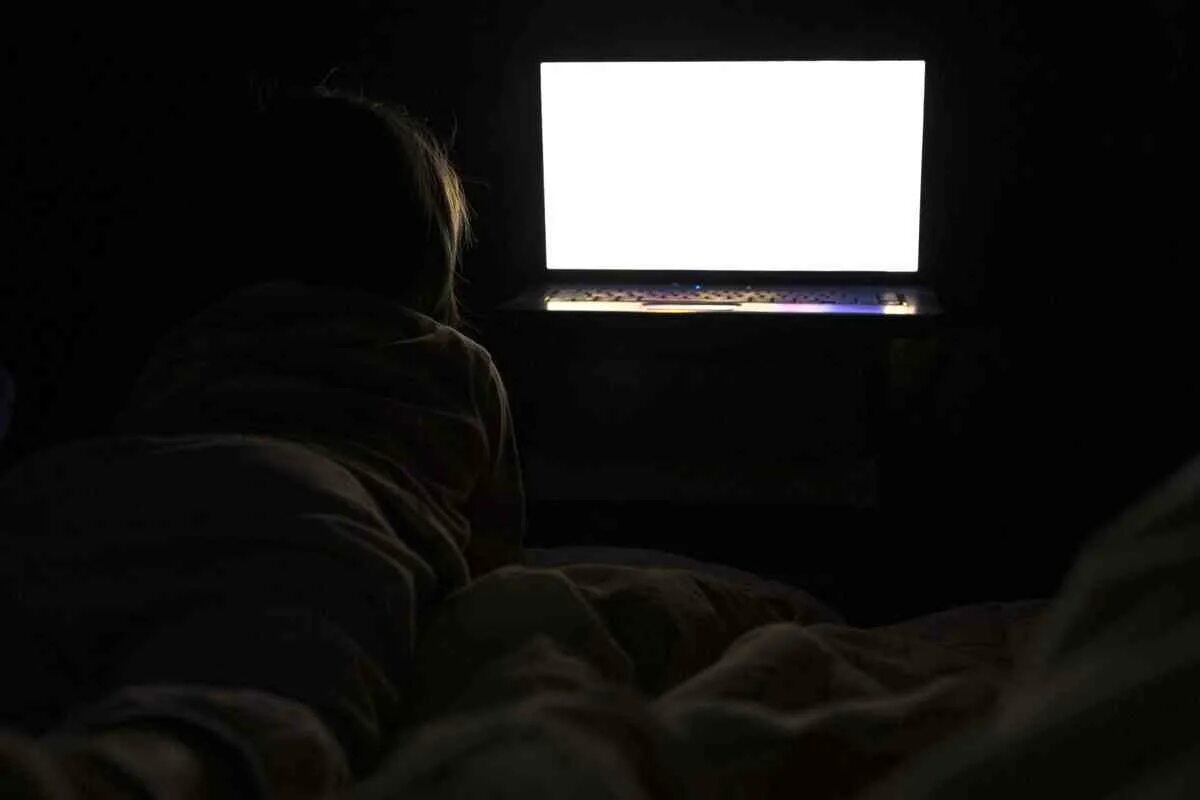 Вредно ли в темноте. Телевизор в темноте. телевизор ночью. ночь кровать телевизор. перед телевизором в темноте.