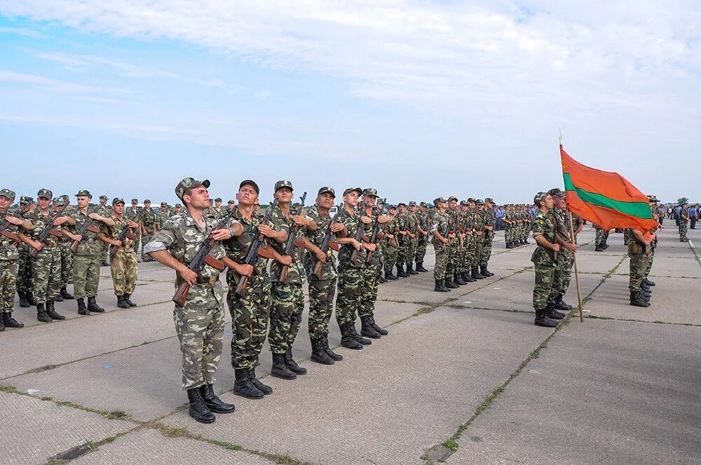 Сколько военных в приднестровье. Приднестровская молдавская Республика армия. Армия Молдовы и армия ПМР. Военная комендатура ПМР Тирасполь. Вооруженные силы ПМР 1992.