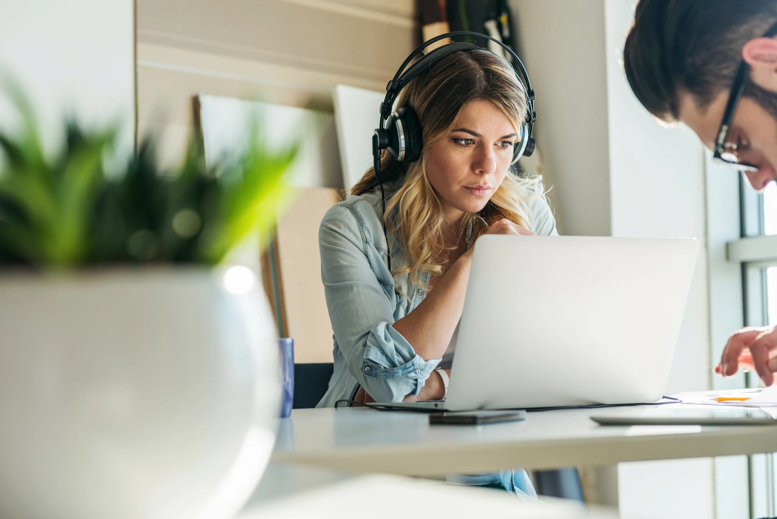 She is listening to music. Listen to the music. Девушка в наушниках. Listen to music send e mail. Человек в наушниках.