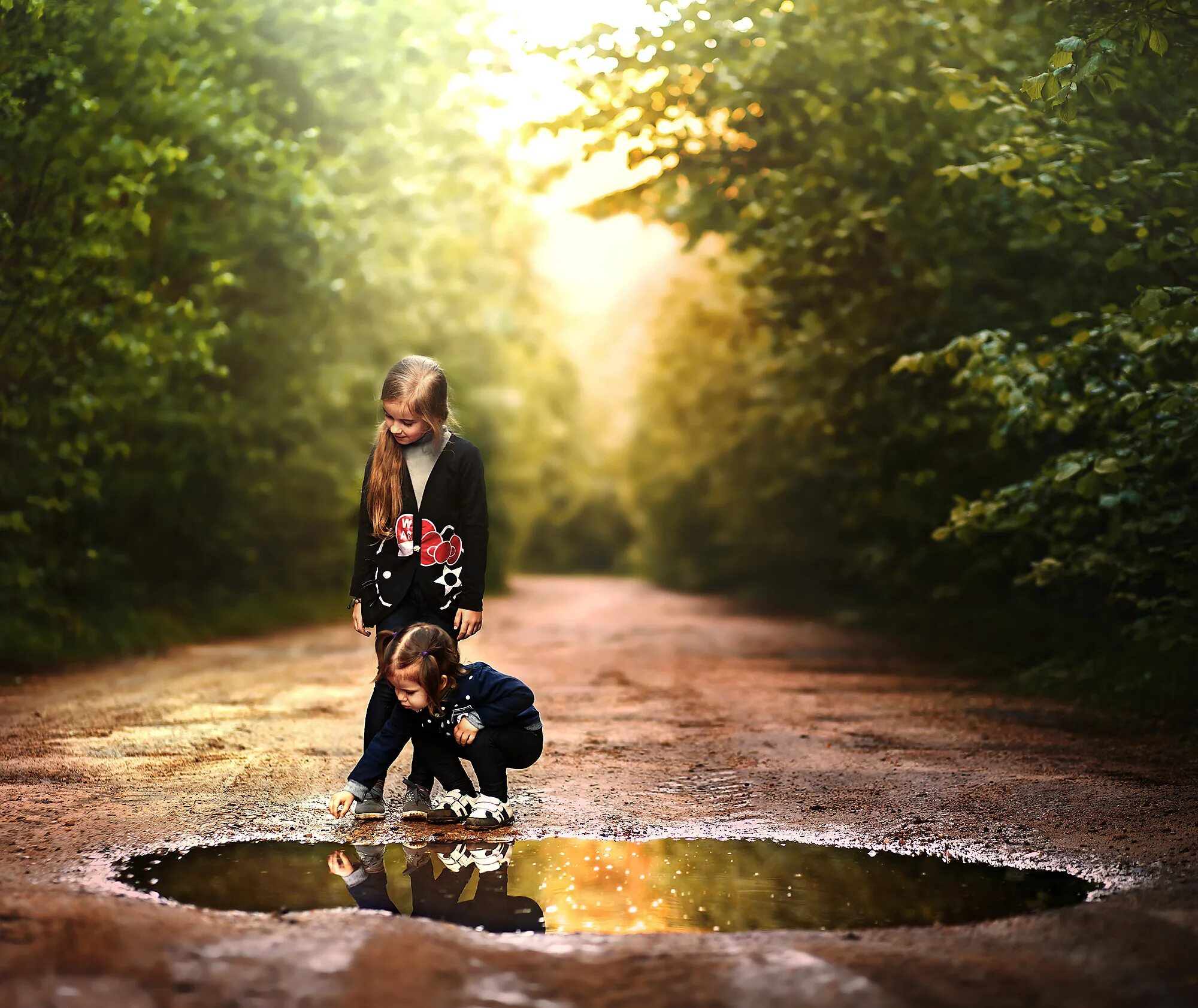 Ребенок не гулять. Маленькая девочка гуляет на улице. Турник для детей. Девочка одна на улице. Дети на детской площадке.
