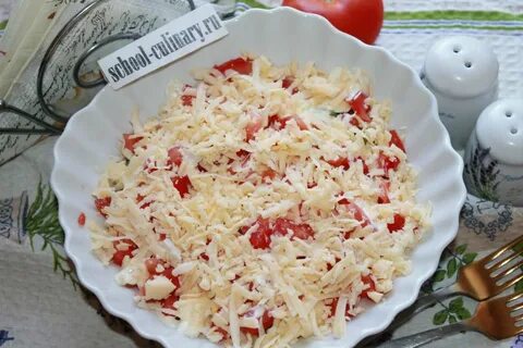 Салат с помидорами и чесноком слоями