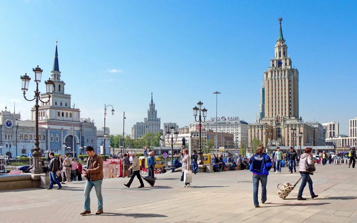 Площадь 3 вокзалов в Москве. Комсомольская площадь Москва. Комсомольская площадь 3 вокзала. Москва три вокзала площадь трех вокзалов. Московские 3 вокзала