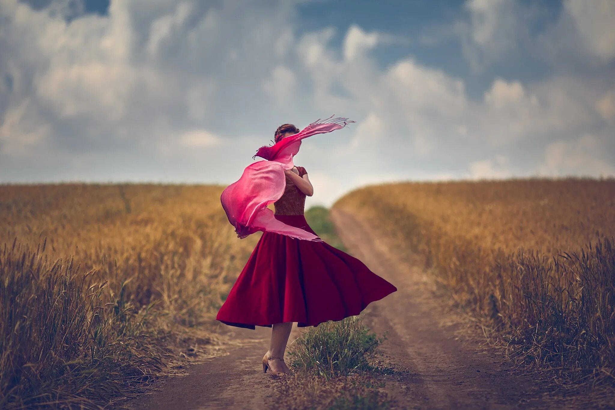 Away woman. Воздушная женщина. Девушка в Красном платье в поле. Женщина летит. Летающая женщина.