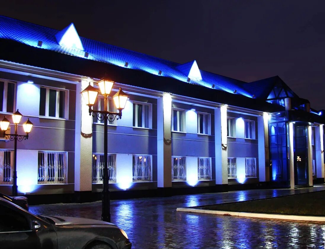 Наружная подсветка фасадов. Архитектурная подсветка фасадов. Архитектурная подсветка. Архитектурная подсветка здания мэрии набережные челны. Декоративная подсветка зданий.