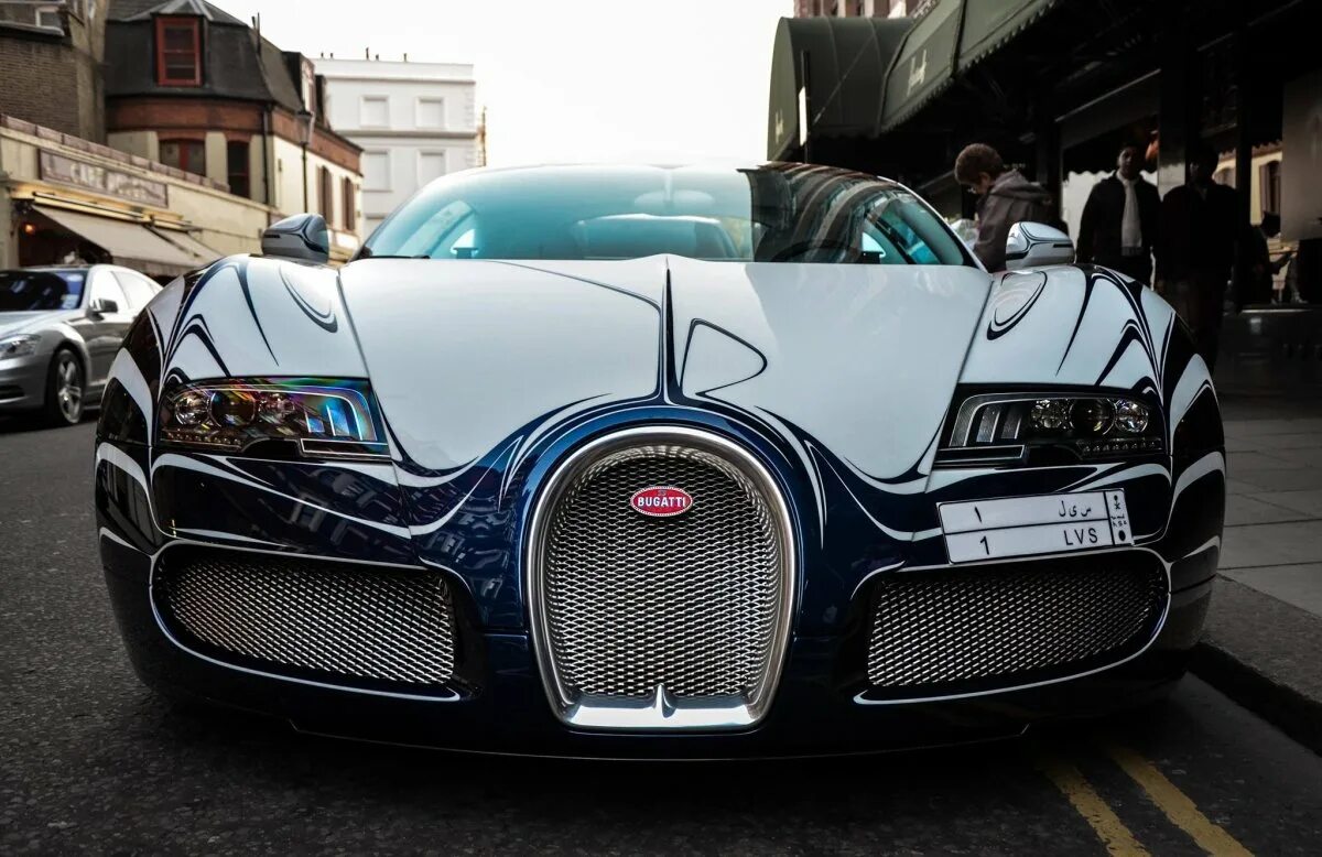 Bugatti сайт. Электромобиль Бугатти Вейрон. Бугатти Шерон. Бугатти Шерон Золотая. Бугатти Вейрон золотой.