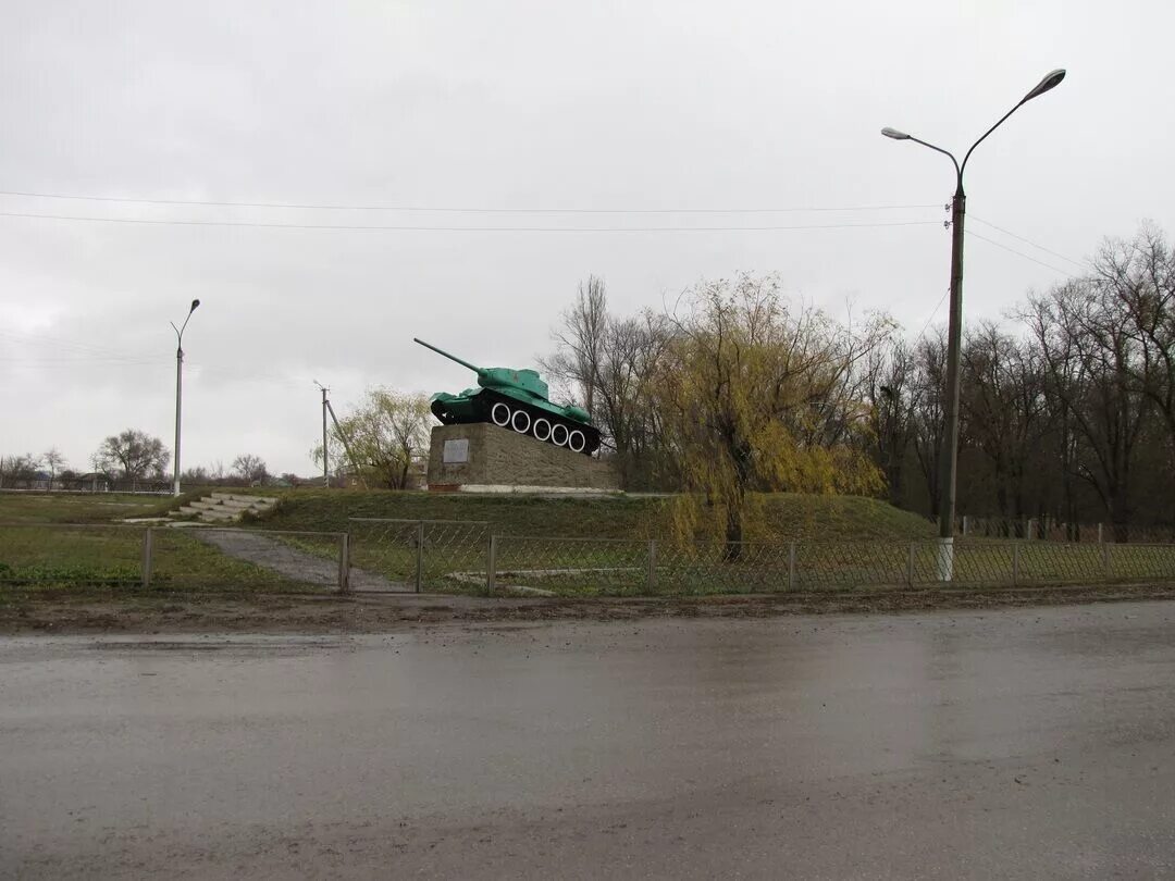 Погода п зимовники. Зимовники танк т34. Зимовники памятник танк. Танк т-34 памятник Зимовники. Памятники в поселке Зимовники.