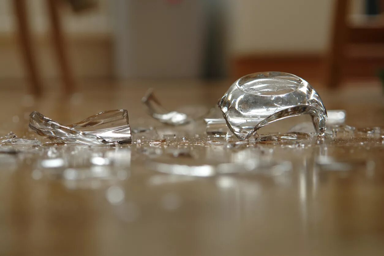 Портит стекло. Разбитый стакан. Разбитая стеклянная посуда. Стеклянные предметы. Разбитые бокалы.