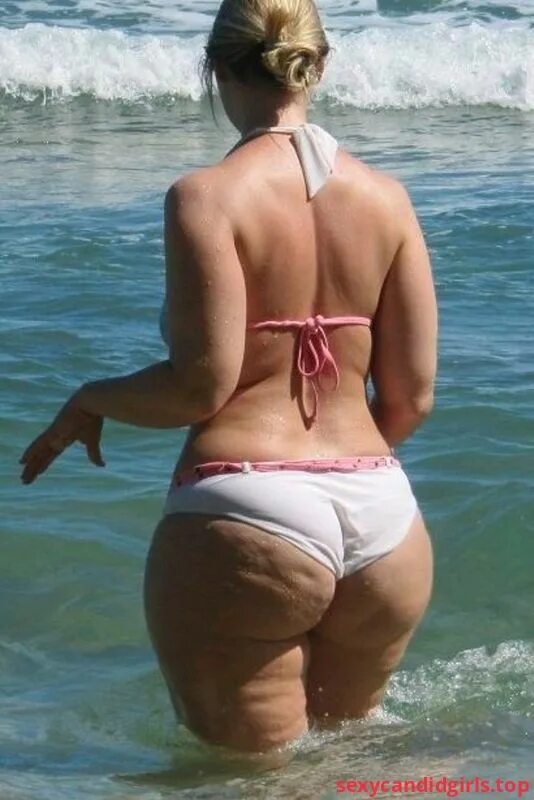 Под толстой жопой. Женщины с большими ягодицами. Целлюлитные бедра на пляже. Целлюлит в стрингах на пляже. Полные ягодицы.