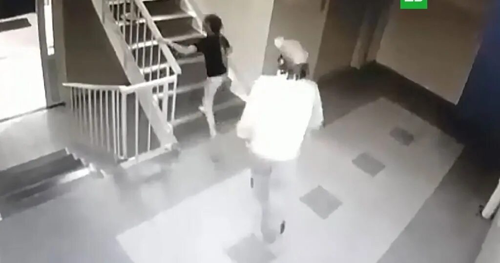 Маньяк нападает на девочку. Маньяк нападает на девочку
