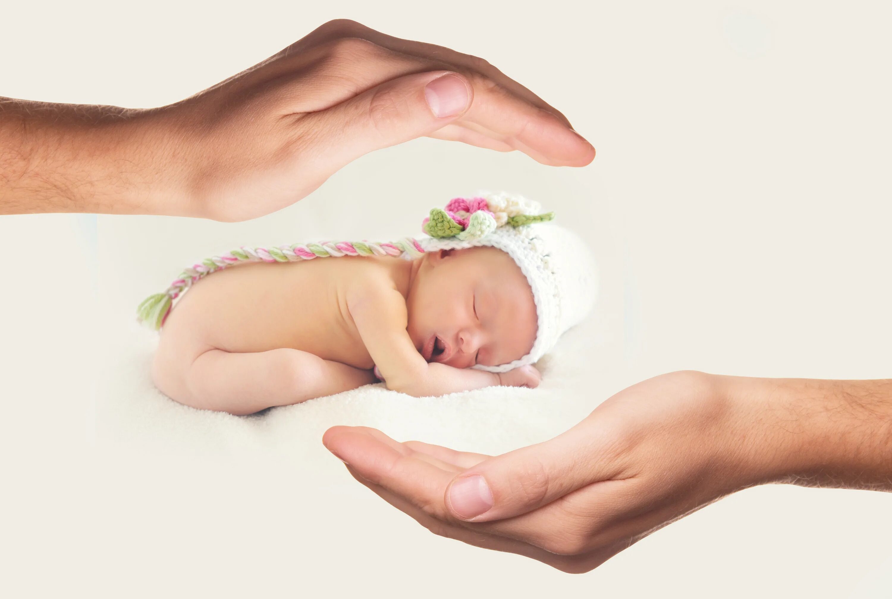 Сон оберегать ребенка. Ладонь ребенка. Новорожденный на руках. Младенец на руках. Забота о новорожденных.