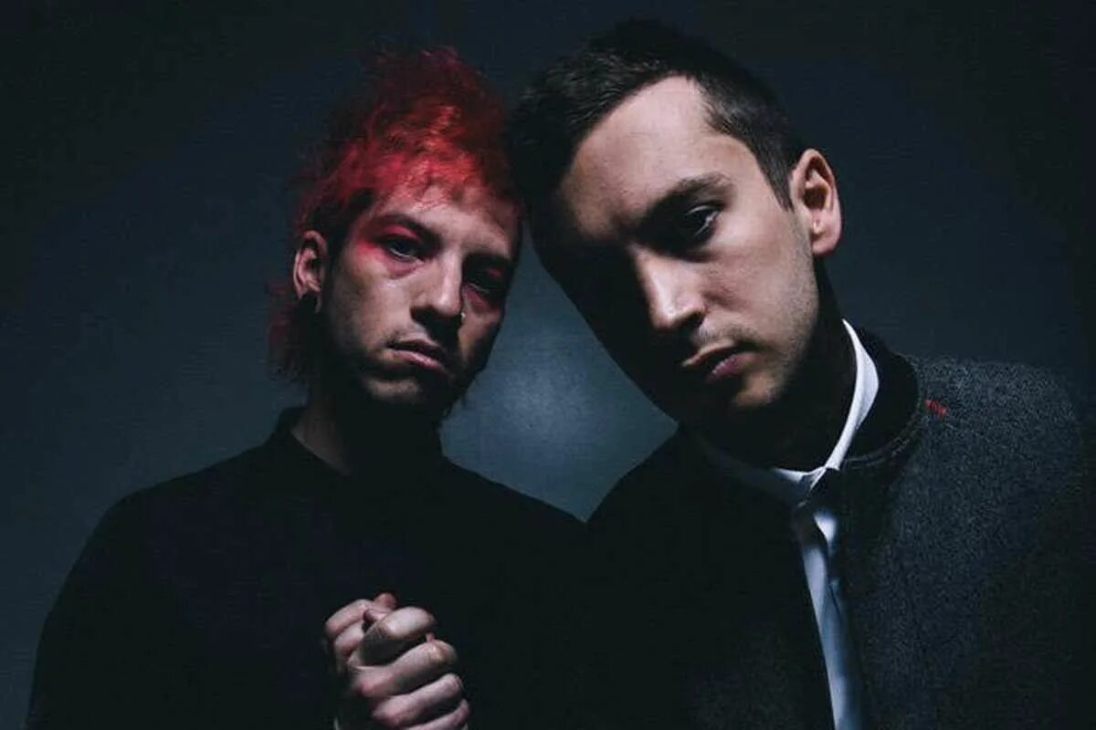 Twenty one pilots скотч. Группа twenty one. 21 Pilots музыкальная группа. Противостояние групп. Твенти Ван Севедж.