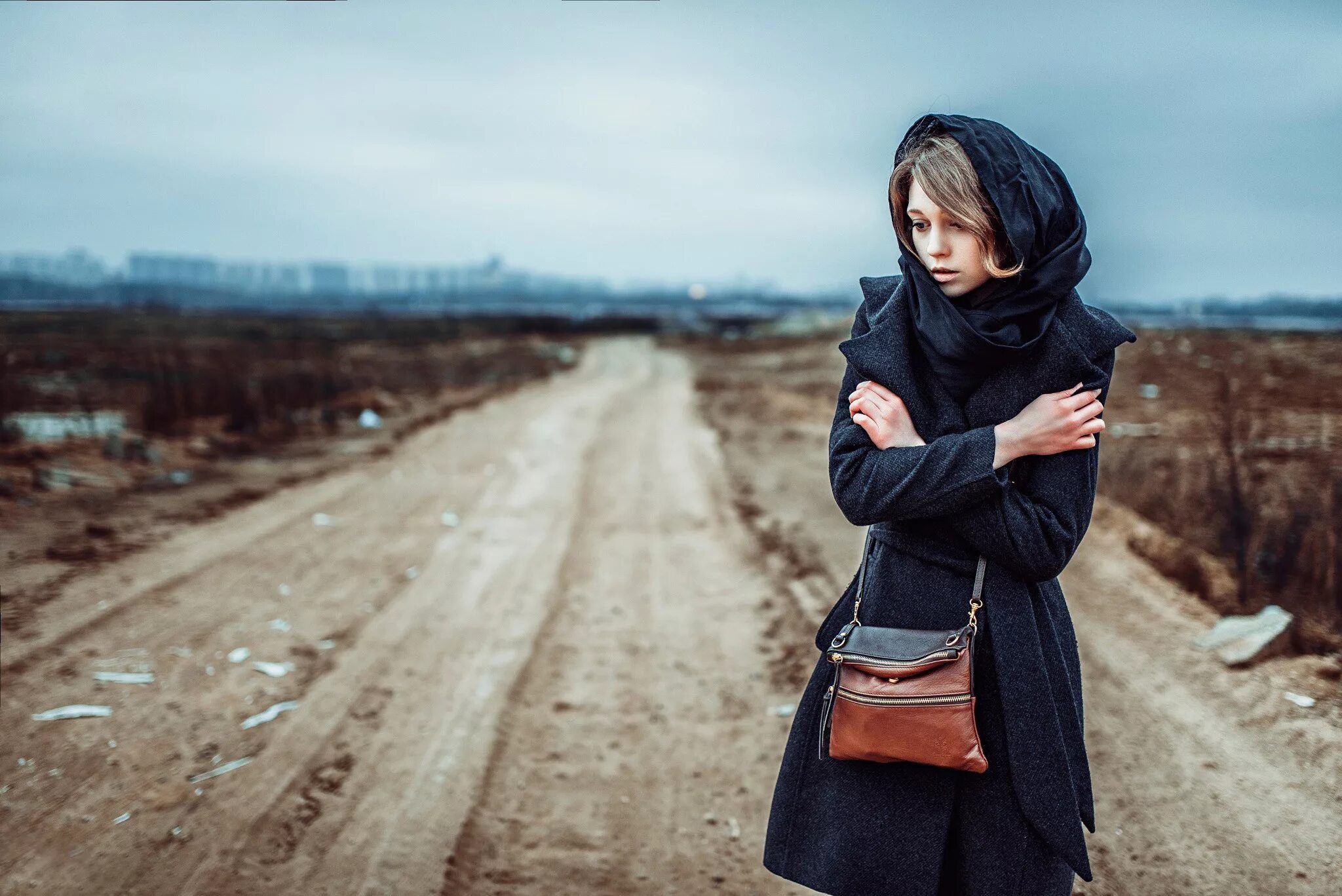 Что значило кинуть платок. Женщина в черном платке. Бедная девушка. Девушка в черном платке. Девушка в пальто.