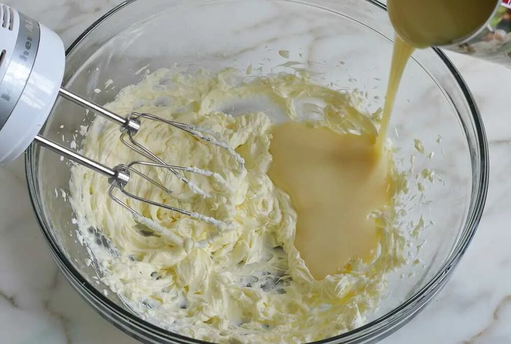 Крем из творога и сгущенки. Крем чиз на сливочном масле. крем чиз со сгущенкой. крем чиз взбиваем блендером. взбитое сливочное масло.