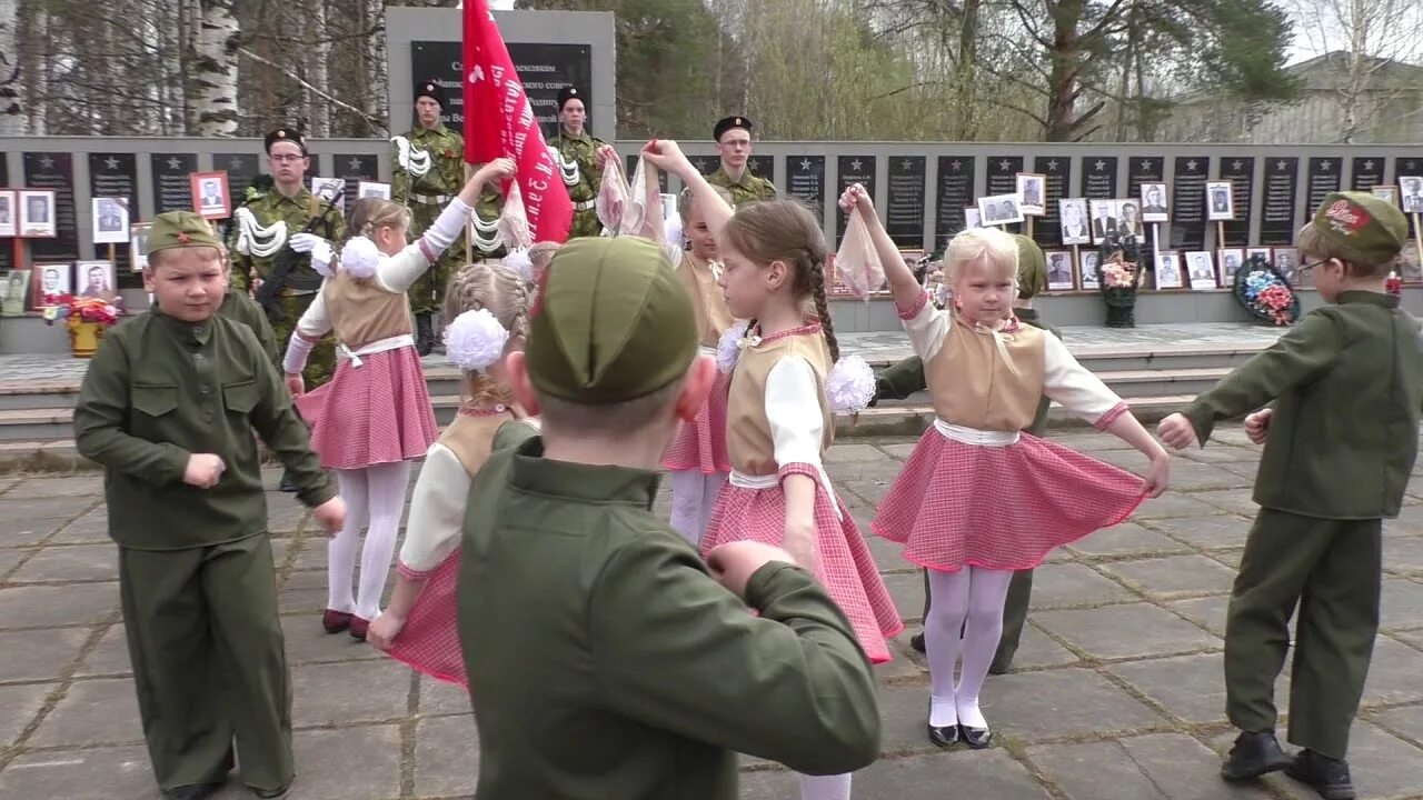 Танец на 9 мая в школе видео. Танец катюша на 9 мая. Танец на день победы в школе. Танец в парке победы. Костюм для танца катюша.