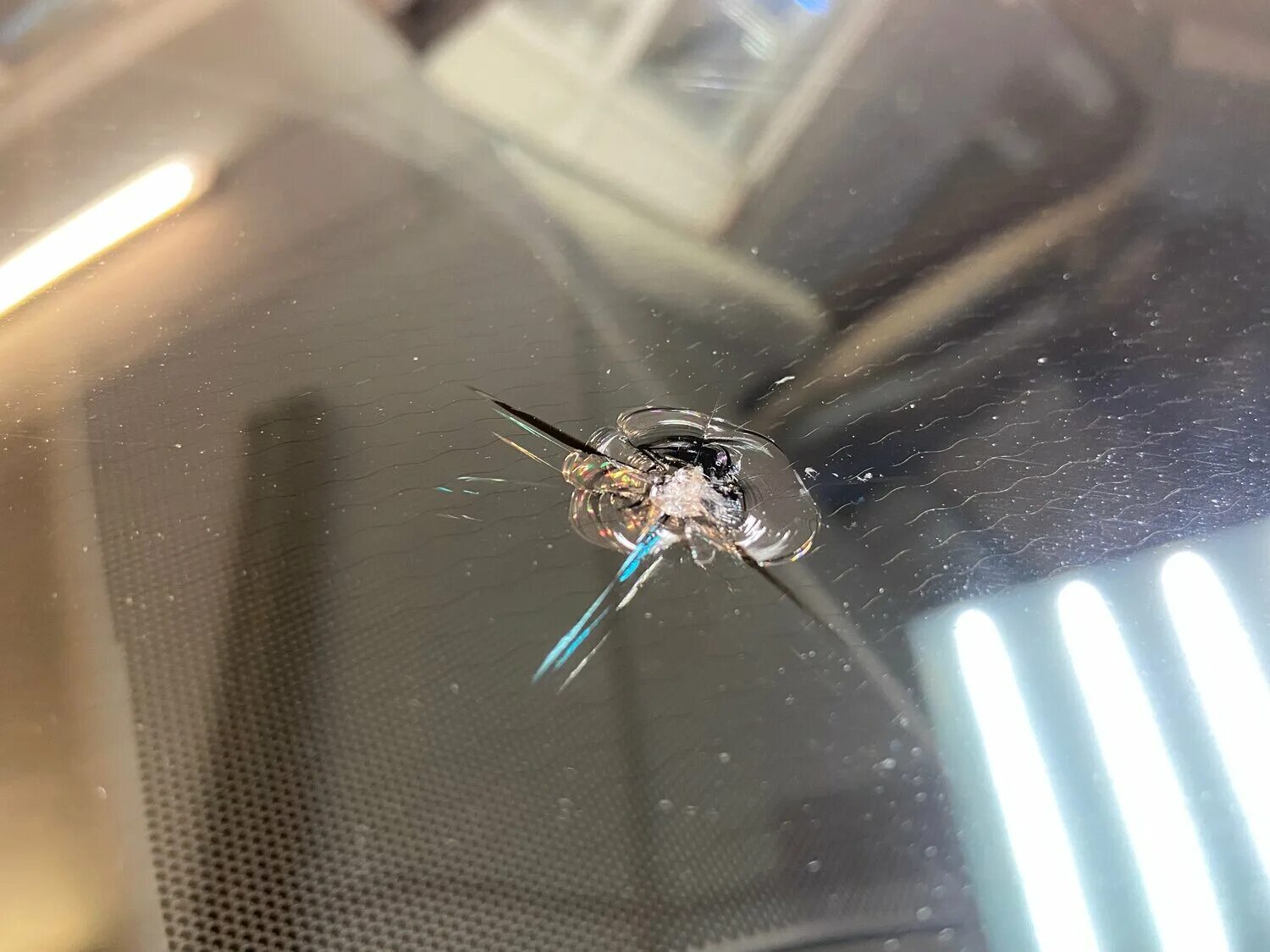 скол на лобовом. сколов на лобовом стекле в москве. ремонт сколов лобового лампа. починка сколов на лобовом стекле. скол лобового стекла.