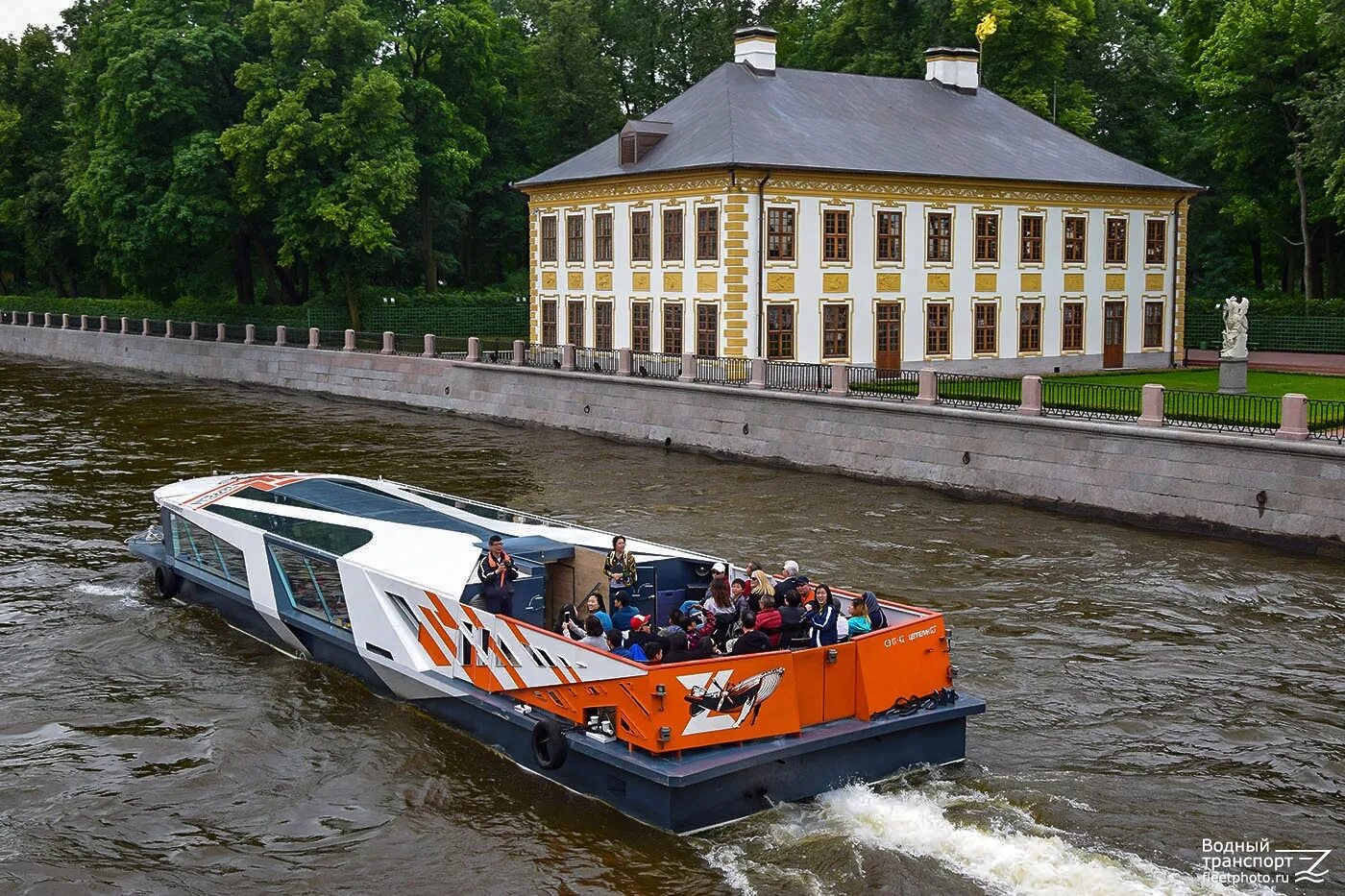 Водный транспорт н н. Теплоход Цеппелин Санкт-Петербург. Судно Цеппелин СПБ. Теплоход Цеппелин СПБ. Теплоход Zeppelin Фонтанка 15.