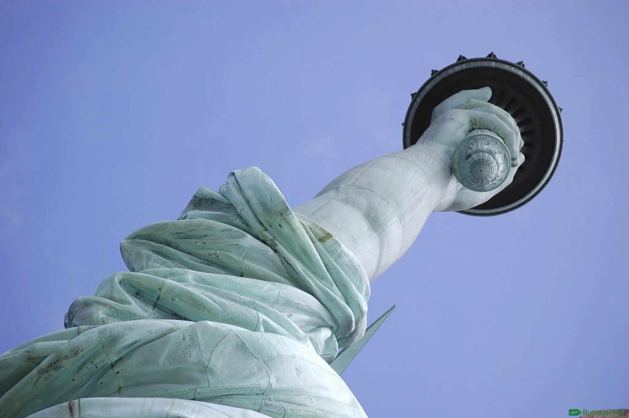 Цепь у подножия статуи свободы. Статуя свободы ноги. Стопа статуи свободы. Монумент свободы. Статуя свободы смотровая площадка.