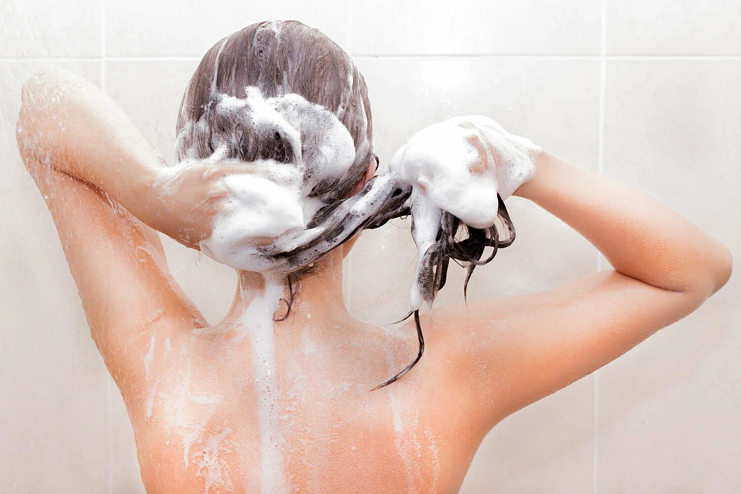 Мыло для мытья головы. Девушка моет голову. Голова в пене. Девушка моет голову шампунем. Волосы в пене.