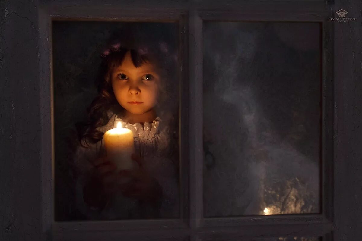 лицо ребенка в окне. дети заглядывают в окно. четырехлетний ребенок дома. лицо ребенка в окне. дети заглядывают в окно.