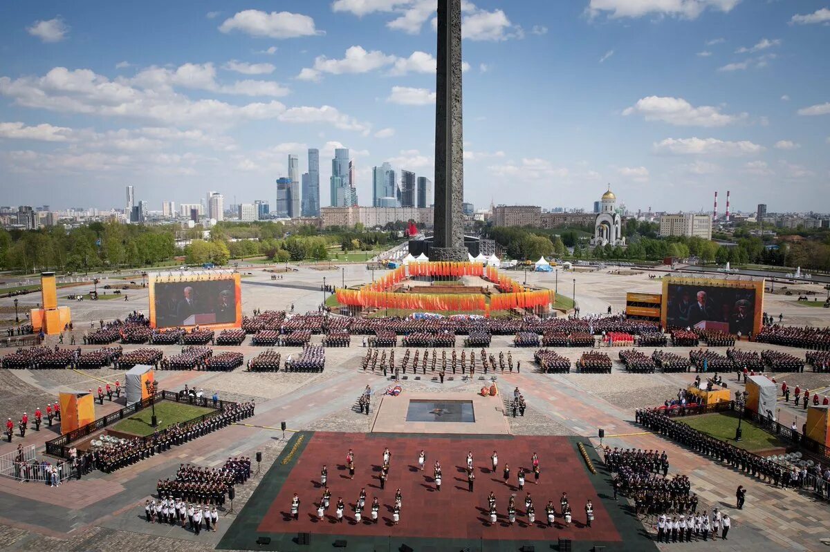 Мемориал в парке победы на поклонной. Парк Победы Поклонная гора Москва. Мемориальный комплекс на Поклонной горе. Мемориальный комплекс парк Победы в Москве. Парк на Поклонной горе в Москве.