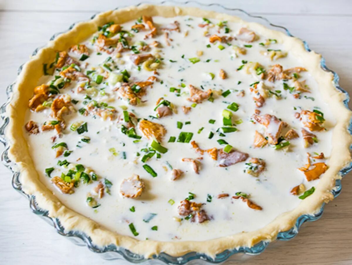 Киш с зеленым луком. Блюда с лисичками. Киш с лисичками. Пирог с лисичками. Пирог киш с лисичками.