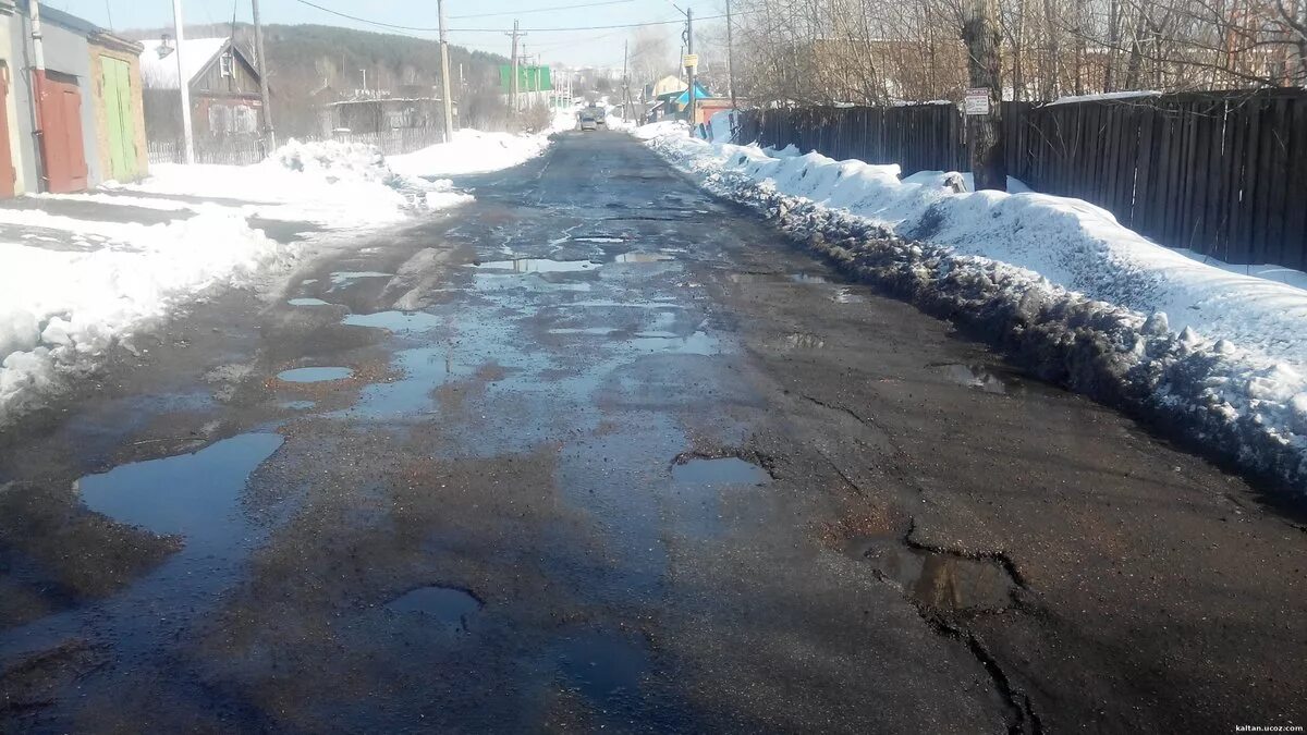 Веб камера малышев лог. Мост Калтан Малышев Лог. Уровень воды Малышев Лог. Трактор для проруби асфальта. Калтан рыба.