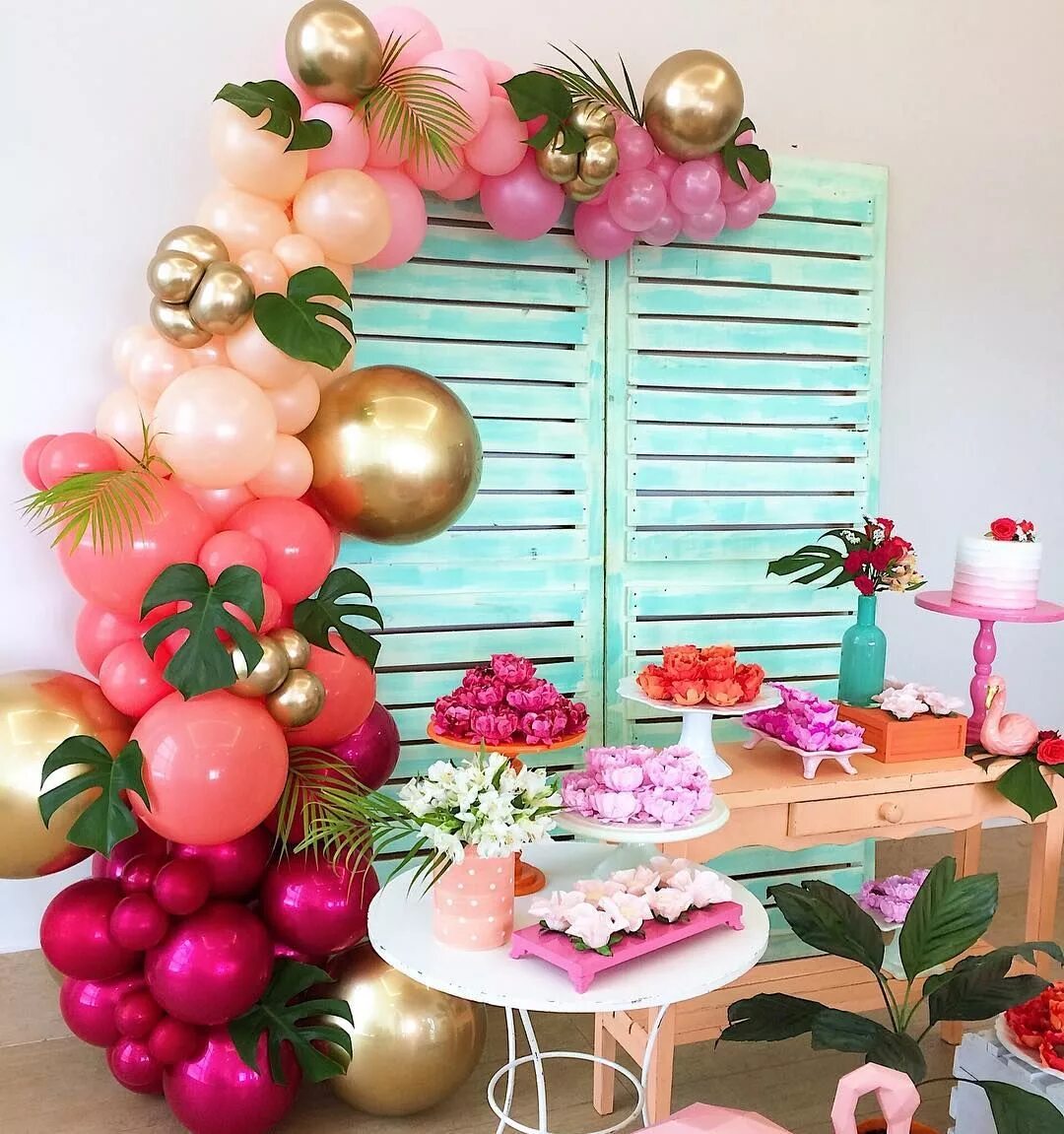 Кухня с шарами. Фотозоны из шаров в тропическом стиле. Шары в тропическом стиле. Фотозона тропики из шаров. Гавайская вечеринка фотозона.