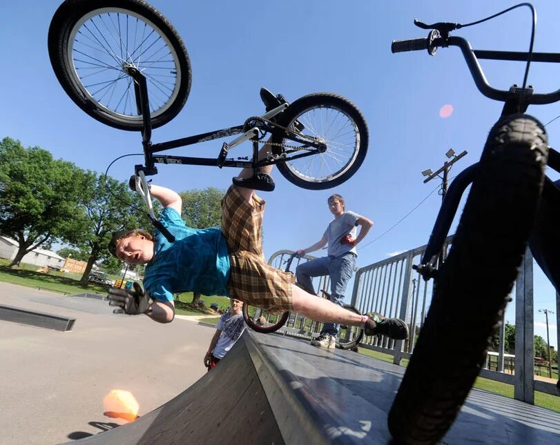 Трюки на велосипеде. BMX трюки. Велик для трюков. За секунду до.