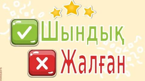 Жағажайда жалаңаш кеуделі қыз жүгіріп келеді