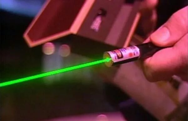 Лазерные указки слепят пилотов. Лазер. Лазер в производстве. Лазер 426. Лазерный луч.