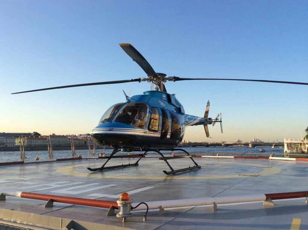 Вертолеты над санкт петербургом. Вертолет Белл 407. Вертолет Робинсон Bell 407. Белл 407 Санкт Петербург. Вертолет Хабирова.